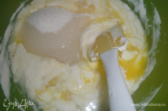 Яйца взбить венчиком со сметаной, водкой, сахаром до однородности. С ананасов и персиков слить воду и обсушить их от лишней влаги.