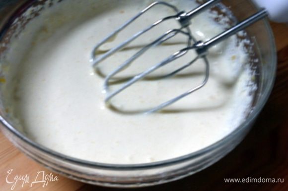 Взбить миксером мягкий сыр и ввести в него яичную массу, продолжая взбивать. Соединить сырную массу в желатином и сливками. Добавить черешню.