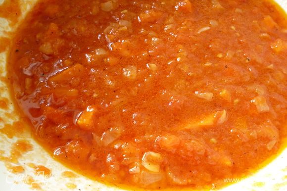 Приготовить соус-заливку:Лук нарезать кубиком , натереть на крупной терке помидоры(без кожицы), морковь разрезать на четыре части и затем нарезать поперек кусочками.Слегка обжарить до прозрачности лука на оливковом масле,добавить томатную пасту,перемешать и прогреть 1-2минуты.Добавить натертые на терке помидоры,протушить-10-15 минут,что бы ушел из помидор сырой запах,посолить и поперчить по вкусу.Остудить.