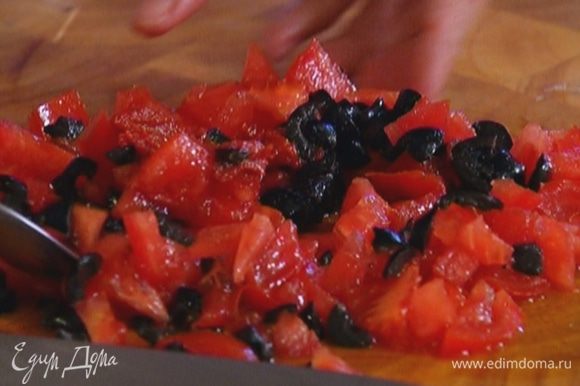 Соединить помидоры, оливки и томатную пасту, перемешать.