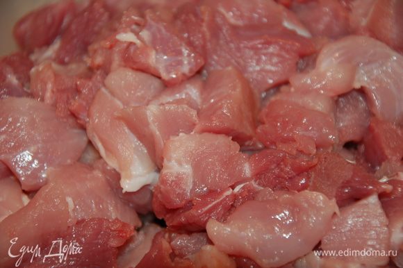 Мясо нарезать кусками 1,5х1,5 см, сало более мелкими кусочками (до 1 см)