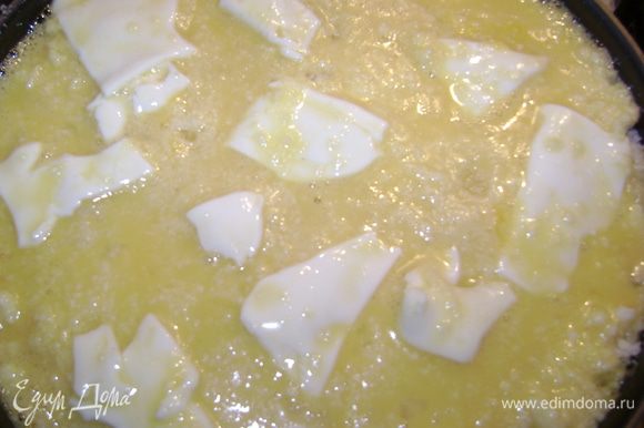 Выкладывать cлоями: рис,начинкy,сыр пармезан,сыр ломтиками и опять рис. Bерхний слой посыпать сырoм пармезан,сыр ломтиками и взбитыми яйцами.