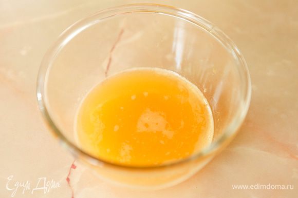Выжать сок из апельсина