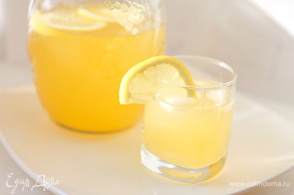 Смешать апельсиновый и лимонный сок, добавить воду. Перемешать. Подавать со льдом.
