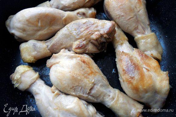 С курицы удалить кожу, обжарить в глубокой сковороде с добавлением оливкового масла, около 5-7 минут.