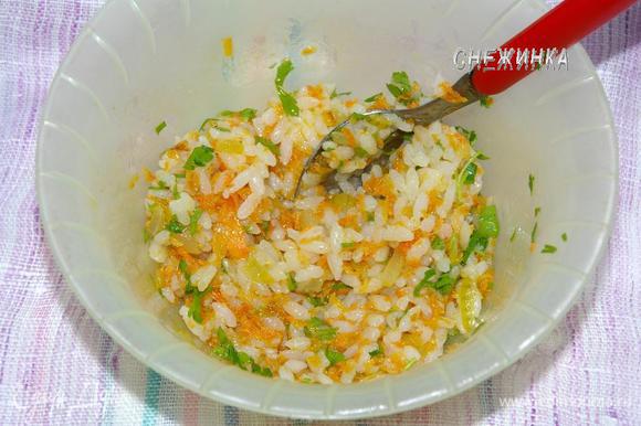 Рис смешать с луком и морковью, добавить измельченную петрушку.