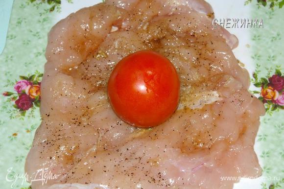 На куриное филе по центру ставим фаршированную помидорку, верхушкой вниз.