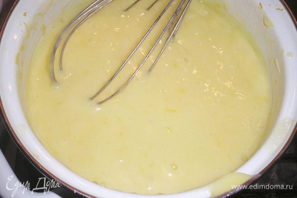 Добавляем яйца, вновь ставим на плиту крем и завариваем несколько минут, крем должен хорошо загустеть.Выливаем крем в миску и полностью остужаем.