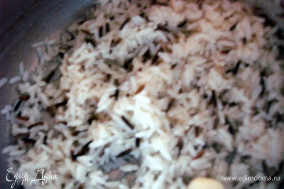 Сварить смесь дикого и обычного риса, заправить сливочным маслом.