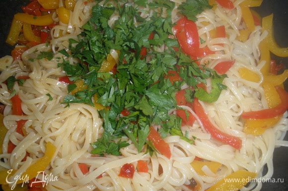 Отварить спагетти, откинуть на дуршлаг, выложить их к перцам и перемешать. Добавить еще соли и посыпать петрушкой.