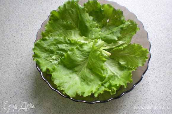 Подготовить тарелку с зеленью