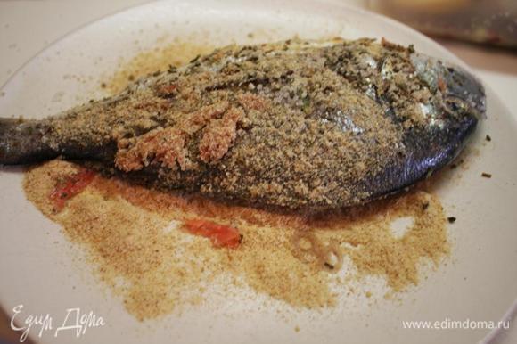 Достаем рыбку из маринада, смазываем оливковым маслом, сбрызгиваем соком лайма и обваливаем в сухарях.