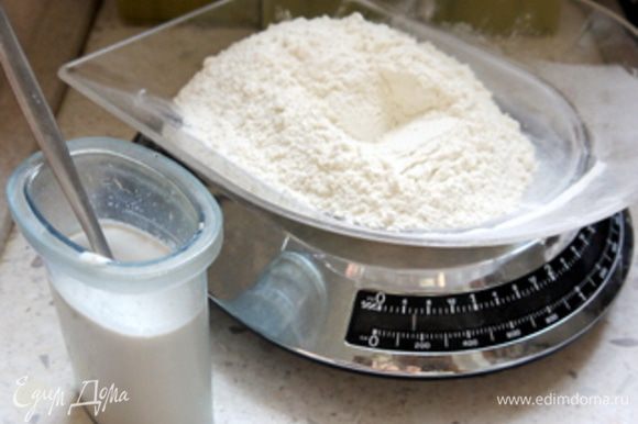 Расстворить дрожжи в молоке с сахаром. Добавить 150 гр муки 00 и хорошо перемешать. Полученную опару оставить на 30 минут.