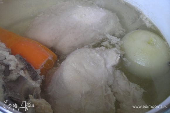 Куриные грудки промыть, залить холодной водой (на 2-3 см выше филе), поставить на огонь. В луковицу воткнуть гвоздику, добавить в кастрюлю, затем очищенную морковь (целиком), черный перец и лавровый лист, довести до кипения, варить на самом маленьком огне 1 час, затем вынуть морковь, добавить 1 ч.л. соли, варить еще 1,5-2 часа.