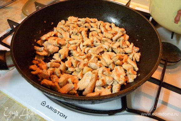 Обжарить все (лук, грибы, мясо) по отдельности. Оставить немного грибов для украшения.