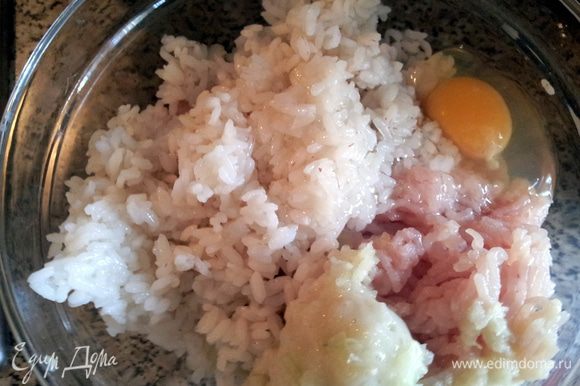 Теперь готовим куриные тефтельки с рисом. Для этого курицу прокрутить через мясорубку, и прокрутить также репчатый лук, чеснок, добавить сырое яйцо.