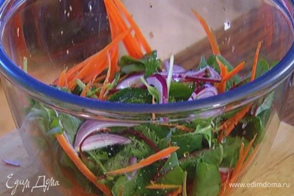 Листья салата соединить с морковью и редисом, влить 2 ст. ложки оливкового масла, посолить, поперчить, затем добавить лук вместе с уксусом и перемешать.