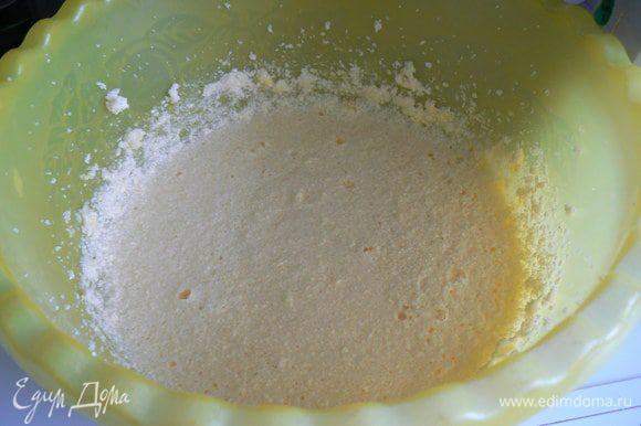 Растереть маргарин с сахаром,добавить взбитые яйца