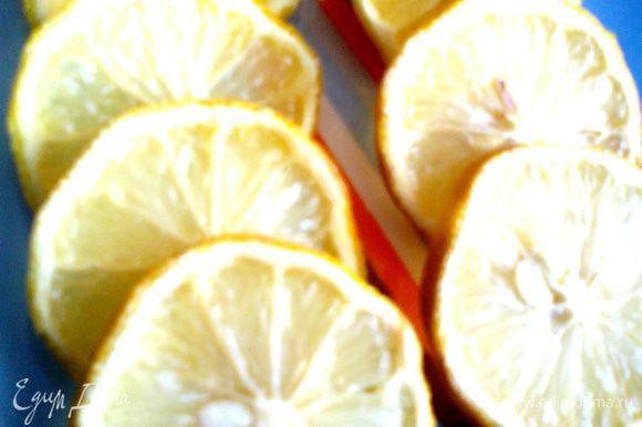 Для начала заморозим дольки лимона,они будут украшать и охлаждать наш лимонад!