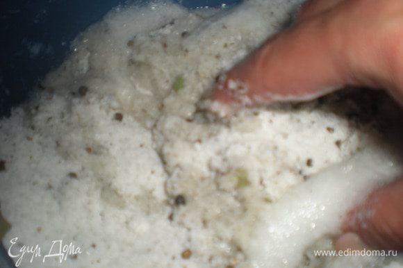 Белок взбить и смешать с пряной солью,добавить 2-3 ст.ложки воды.Карпа вымыть и обсушить бумажным полотенцем.