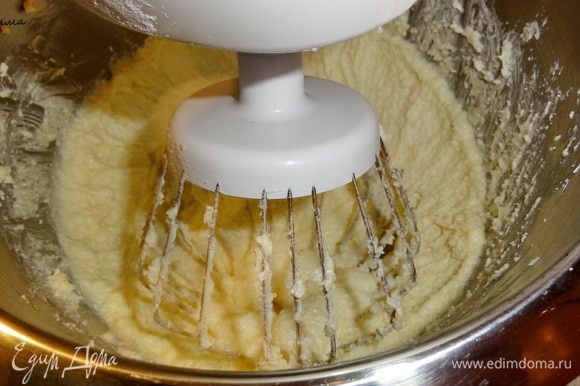 Пока тесто выпекается и остывает, можно приготовить крем Франжипане. Для этого размягченное сливочное масло взбейте с сахаром до бела.