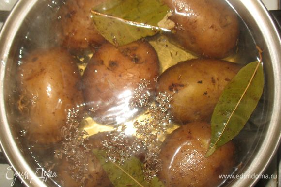 Картофель отварить в подсоленной воде с тмином и лавровым листом.