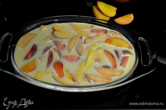 Можно использовать порционные жаропрочные чашки или одну небольшую форму,распределив там тесто и выложив в него порезанные персики.
