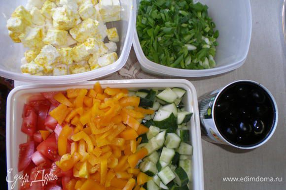 Нарезать кубиками огурцы, помидоры, перец, салат порвать на большие кусочки.