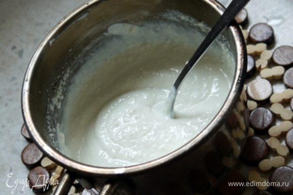 Приготовить сливочный крем: согреть сливки с сыром. Налить крем на дно тарелки.