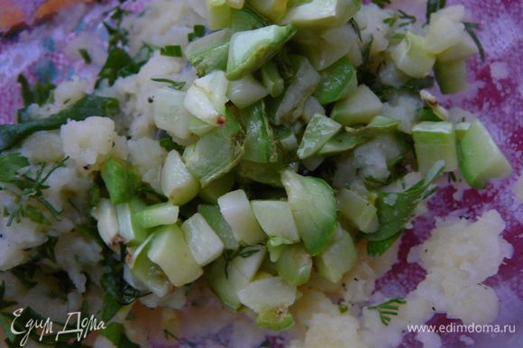 Слегка запеченый кабачок добавить в картофельное пюре,так же добавить мелко рубленную зелень укропа,петрушки и зеленого лука,перемешать.