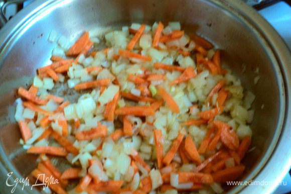 Добавить порезанную соломкой морковь, пассировать 5 мин.