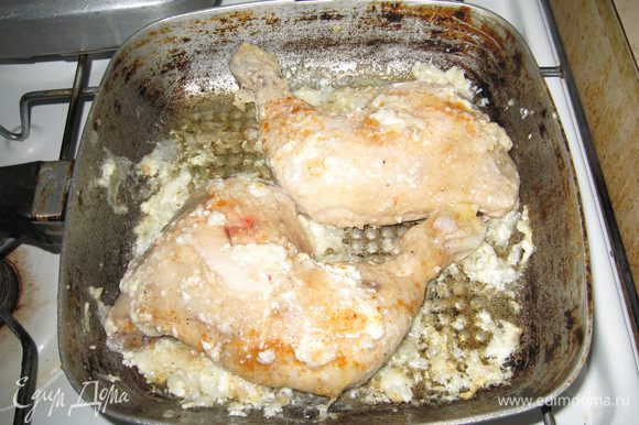 Затем на разогретую сковороду наливаем немного оливкового масла и обжариваем 5-мин до образования мягкого соуса и готовности. Оставшийся соус наливаем поверх куриного мяса.