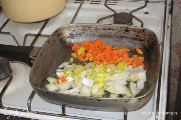 Тем временем готовим «пловный рис. На оливковом масле обжариваем 2-3 зубика чеснока, измельчённую луковицу, мелко натёртую морковку до полуготовности.
