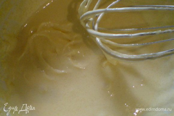 Желтки с сахаром взбивать в течении 5 минут на водяной бане до получения светло-желтого крема.