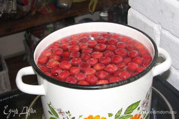 В 2 литра кипятка добавить фруктозу и вишню варить около 2 мин. ( не больше!!)