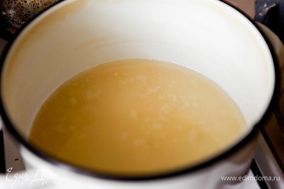 Для приготовления сиропа смешать сахар с водой, добавить сок лимона. Довести до кипения и варить на медленном огне 20 мин.
