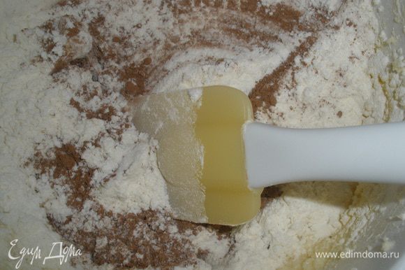 В эту массу просеять муку, добавить разрыхлитель, щепотку соли, какао.