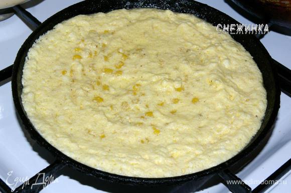 2 ст.л. растопленного масла добавить в кукурузу, остальное оставить. Затем смешать ее с яйцами и выложить всё в форму или сковороду.