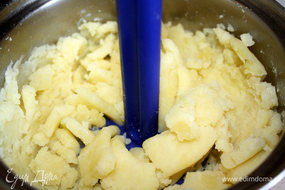 Картофель отварить в подсоленной воде.Если рыба слишком солёная,то количество соли в картофеле сократить.Воду слить и размять картофель со сливочным маслом.