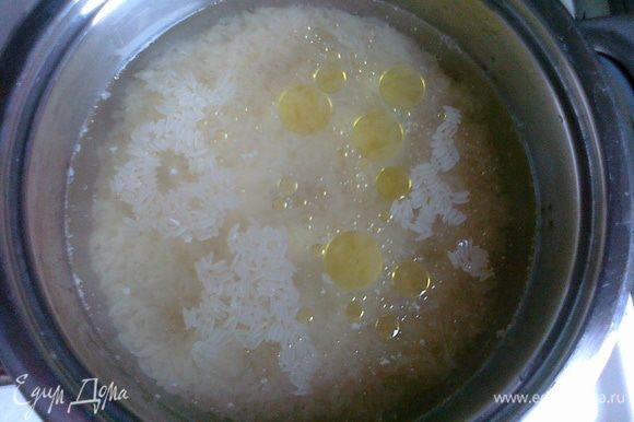 Отварить рис в подсоленной воде с добавлением оливкового масла.