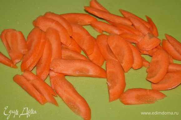 Морковь очистить, разрезать на пополам и нарезать на полоски по диагонали.