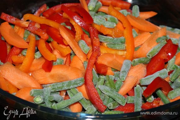 Добавить в форму для запекания морковь, перец и стручковую фасоль.