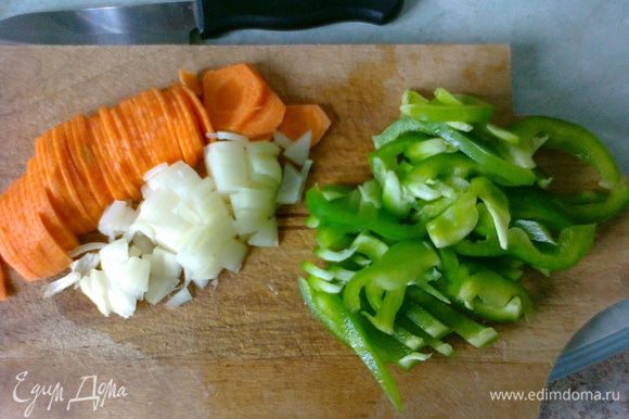 2. Нарезать мелко репчатый лук, морковь - тонкими кольцами, если слишком толстая - полукольцами. Перец - полосками.