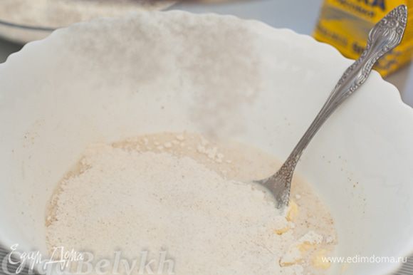 Сначала приготовим булочки. Для этого нужно развести дрожжи в теплом молоке, добавить сахар, щепотку соли, кардамон и сливочное масло, размешать. Затем всыпать просеянную пшеничную, рисовую и ржаную муку. Замесить тесто, вымешивать, пока оно не перестанет прилипать к рукам. После чего накрыть тесто полотенцем и поставить в теплое место на 1-1,5 часа, пока объем теста не увеличится вдвое. Затем тесто обмять и дать ему еще раз подняться.