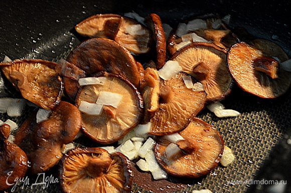 Растопить сливочное масло в сковороде на средне-высоком огне и добавь в нее грибы (в моем выборе шиитаке), посолить, поперчить и довести до готовности.