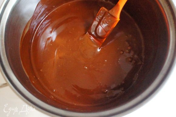 Приступаем к шоколадной начинке. В кастрюльку положить поломанный на кусочки шоколад и залить его сливками (200 мл). Поставить на огонь. И постоянно помешивая, растворить шоколад. Снять с огня и дать остыть при комнатной температуре.