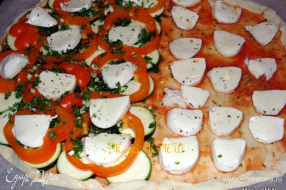 Смазать сверху томатной пастой. Уложить овощи-цукини, болгарский перец, сыр моцареллу. Приправить солью и травами. (слева) Для пиццы Маргарита на томатную пасту выкладываем сыр моцареллу и присыпам травами, солью (справа) Для пиццы с козьим сыром на томатную пасту выкладываем оливки, свежие травки, козий сыр.