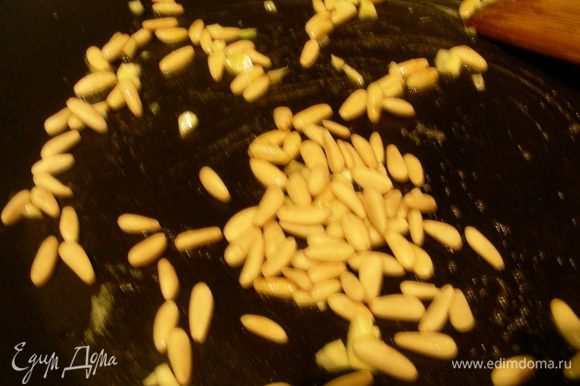 Кедровые орешки и чеснок обжариваем на сливочном масле минуты 2-3, помешивая, до золотистого цвета.