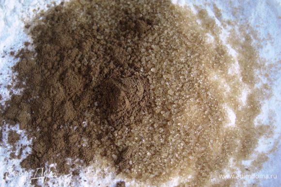 Приготовить крошку. В отдельной миске смешать муку, коричневый сахар, соль и корицу.