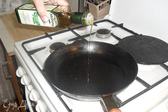 На сковородке подогреть оливковое масло с базиликом.